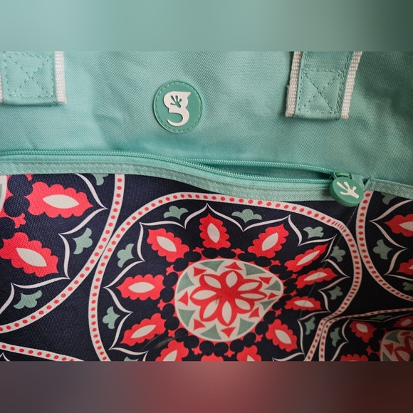 geckobrands 19.5" large beach tote with pockets, has mark on bottom as shown - Picture 4 of 5